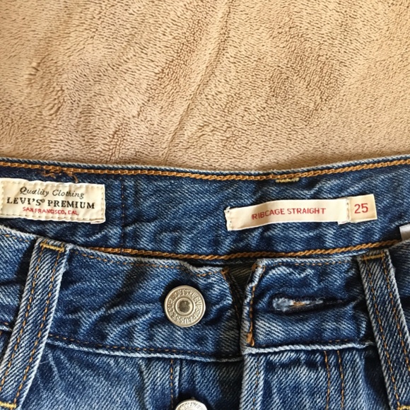 Levi’s Ribcage Straight - Picture 2 of 3